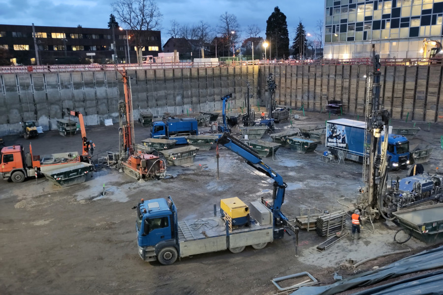 Paralleler Bohrbetrieb mit vier Bohrmaschinen