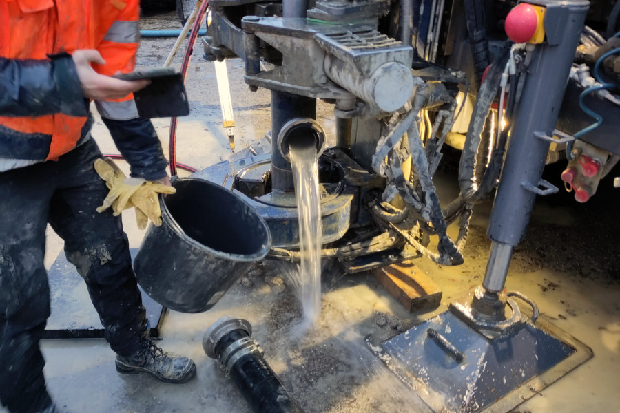 Artesischer Grundwasseraustritt nach kontrolliertem Anbohren